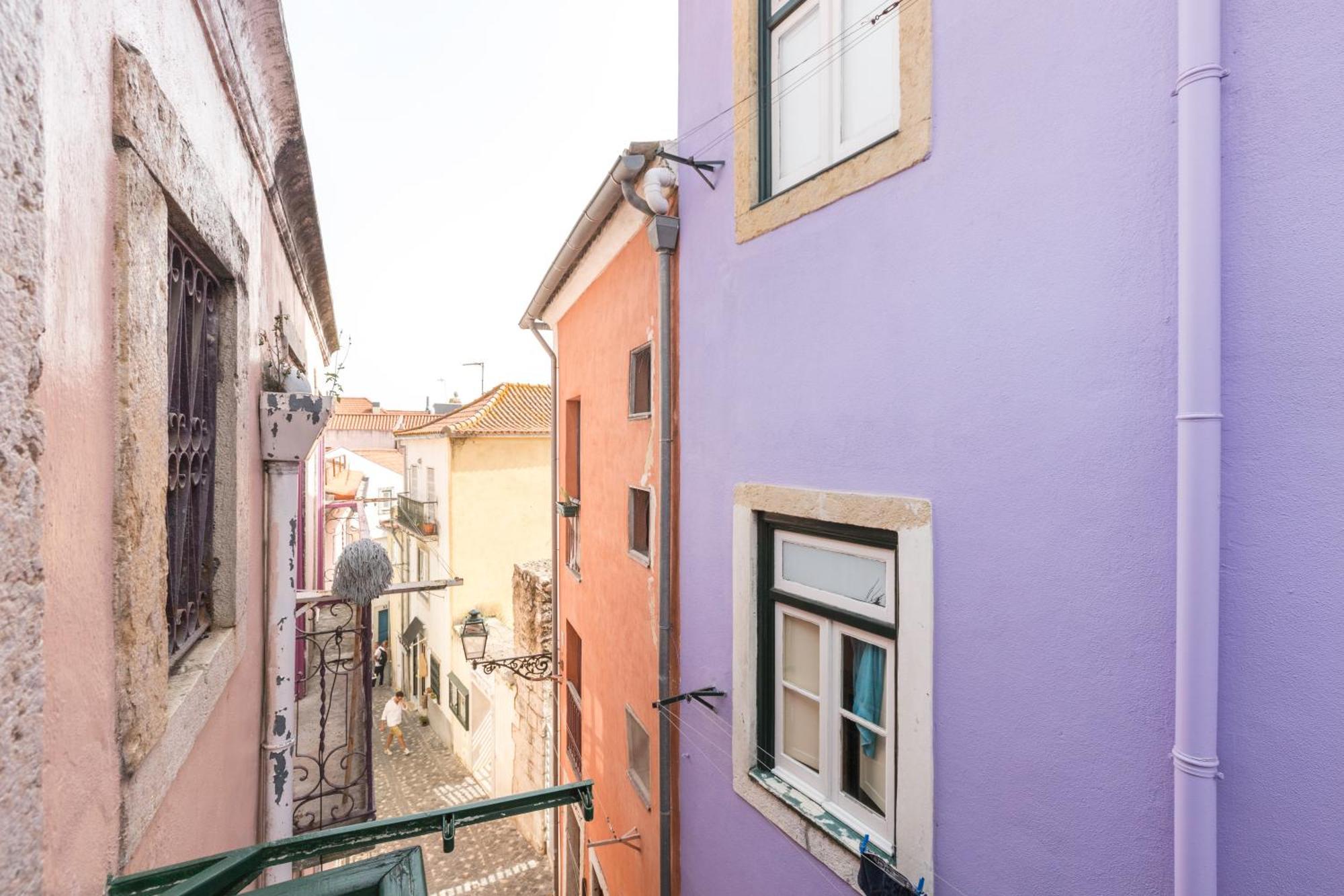Stylish Getaway In A Mezzanine Flat By The Castle Apartment Lisbon Luaran gambar