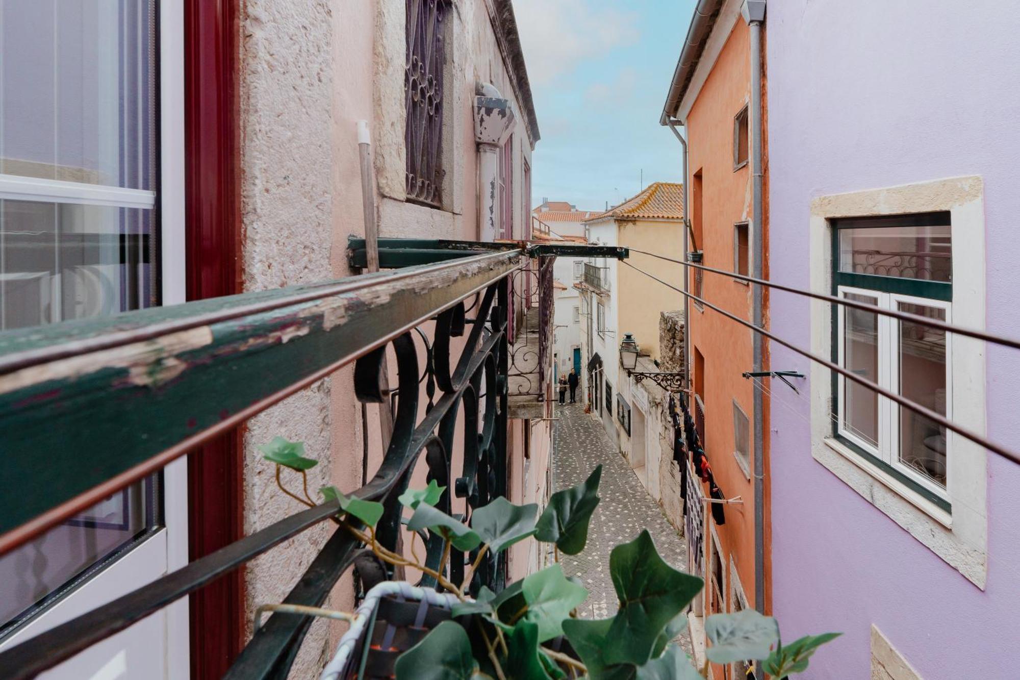 Stylish Getaway In A Mezzanine Flat By The Castle Apartment Lisbon Luaran gambar